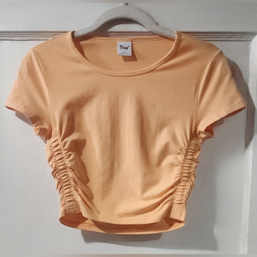 ✨️Aritzia TNA Chill Malibu Ruched Side Short Sleeve Crop Top in Peach | Size XS - Picture 2 of 5